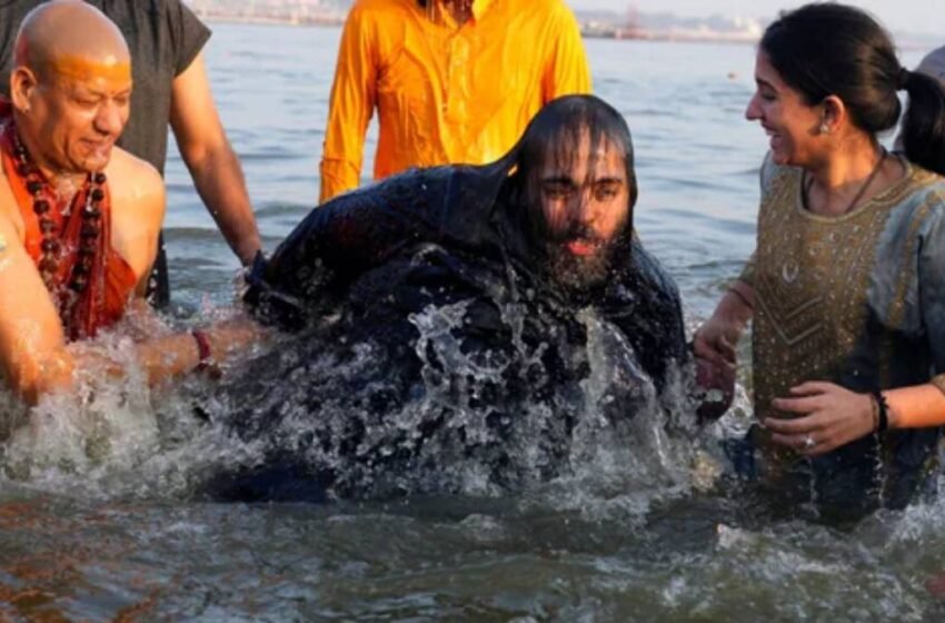  परिवार संग महाकुंभ पहुंचे अनंत-राधिका की खुशी का नहीं रहा ठिकाना, त्रिवेणी संगम में स्नान कर कही ये बात