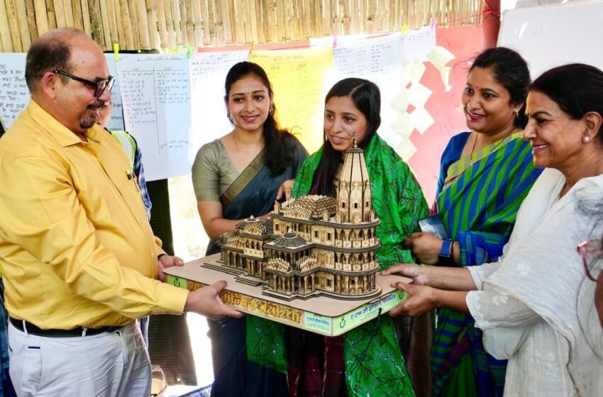  लखनऊ में महिलाओं को ईंट निर्माण का प्रशिक्षण मिल रहा