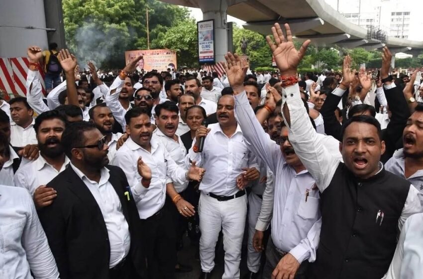  लखनऊ में वकीलों और पुलिस के बीच तनाव, वकीलों का प्रदर्शन शुरू, सड़कों पर लगाए गए बैरिकेडिंग