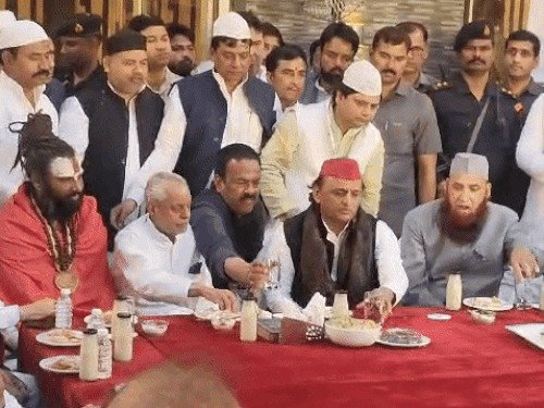   समाजवादी पार्टी के मुखिया अखिलेश यादव रोजा इफ्तार पार्टी में हुए शामिल, बीजेपी सरकार पर जमकर साधा निशाना 