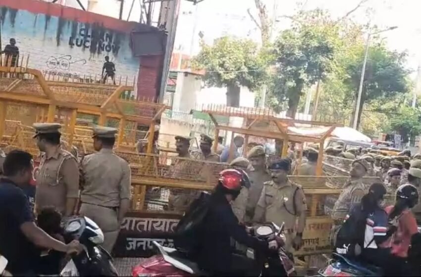  लखनऊ में अधिवक्ताओं के प्रदर्शन के चलते कोर्ट परिसर के पास भारी पुलिस बल तैनात