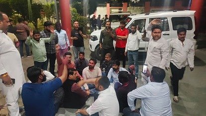  लखनऊ पुलिस और वकीलों के बीच का विवाद लगातार तूल पकड़ता जा रहा