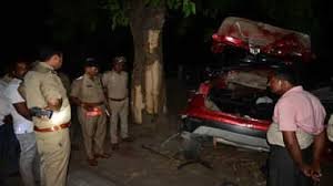  कुशीनगर में तेज रफ्तार का कहर: कार पेड़ से टकराई, 6 की मौत, CM योगी ने जताई संवेदना