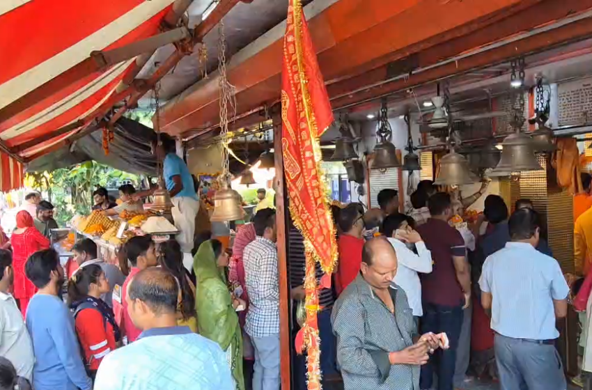  लखनऊ के हजरतगंज में दक्षिणमुखी हनुमान मंदिर में उमड़ा श्रद्धालुओं का सैलाब