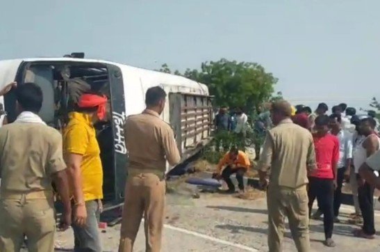  उत्तर प्रदेश: जौनपुर में बस पलटने से 4 की मौत, 30 घायल !