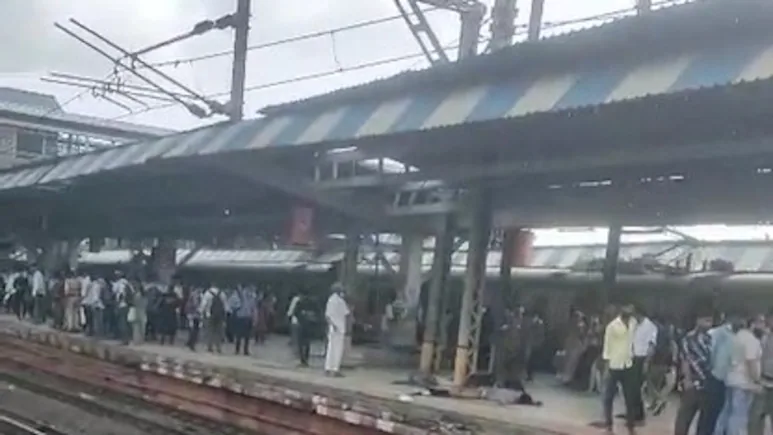 ठाणे में बड़ा रेल हादसा: लोकल ट्रेन से गिरने से 5 यात्रियों की मौत, कई घायल