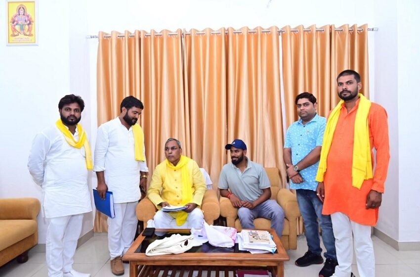  बस्ती: सुभासपा जिलाध्यक्ष ने मंत्री ओमप्रकाश राजभर से की मुलाकात, रखी ये मांगें