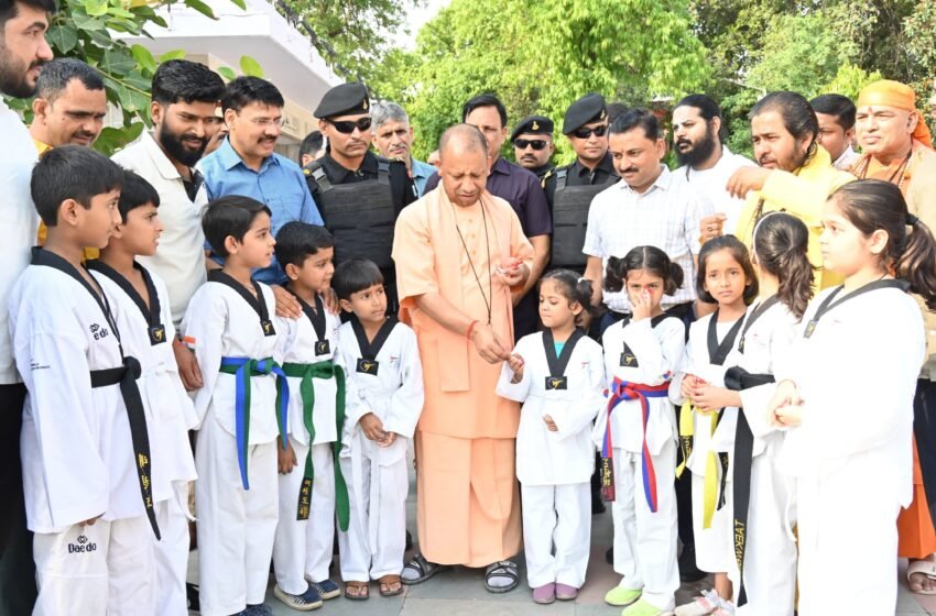  कराटे प्रशिक्षण ले रहे बच्चों से मिले CM योगी !