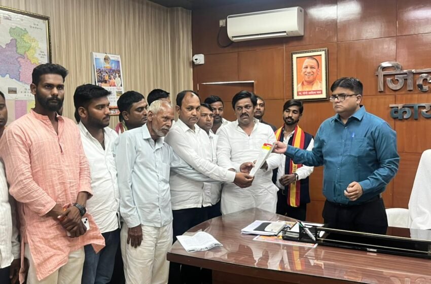  उपजिलाधिकारी पर वकीलों का हमला मामले में जिलाधिकारी को सौंपा ज्ञापन