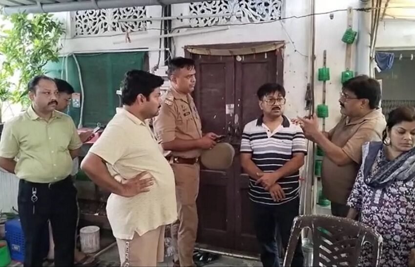  लखनऊ में सामूहिक आत्महत्या से सनसनी, कपड़ा व्यापारी ने पत्नी-बेटी के साथ जहर खाकर दी जान