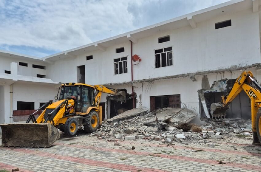  छांगुर की आलीशान कोठी पर गरजा बुलडोजर, ताला काटकर घर में घुसी टीम; किया ध्वस्त