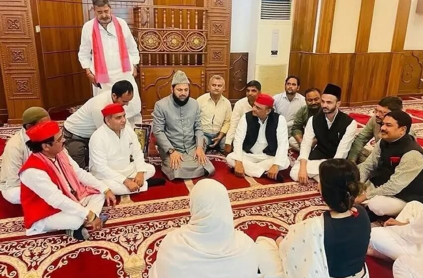 Controversy over Akhilesh Yadav's meeting inside the mosque