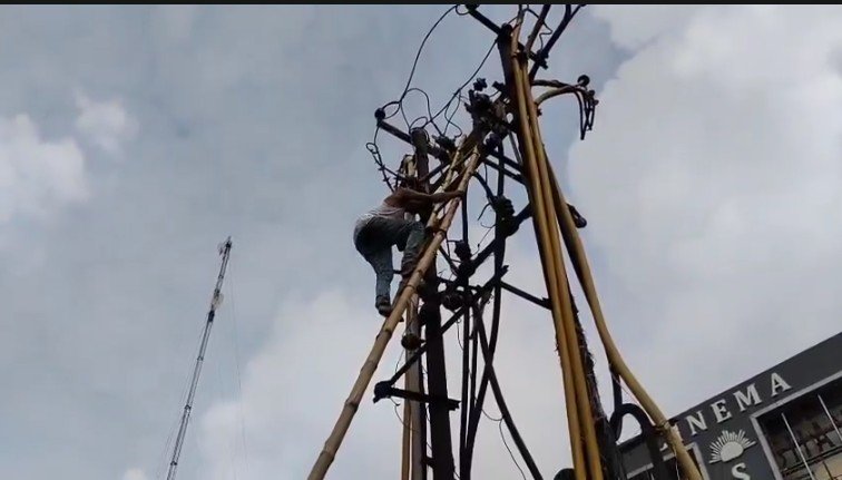  लखनऊ में नशे में धुत युवक ट्रांसफॉर्मर पर चढ़ा