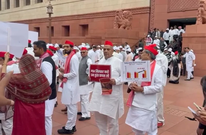  INDIA Bloc का चुनाव आयोग तक मार्च, अखिलेश यादव बैरिकेड कूदे, राहुल-प्रियंका भी शामिल