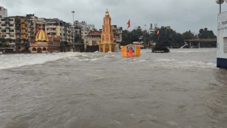  महाराष्ट्र में भारी बारिश से हाहाकार, कई जिलों में बाढ़ जैसे हालात, IMD का अलर्ट