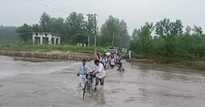  Saharanpur Flood: तेज बहाव में फंसे स्कूली बच्चों को ग्रामीणों ने गोद में उठाकर नदी पार कराई, वीडियो वायरल