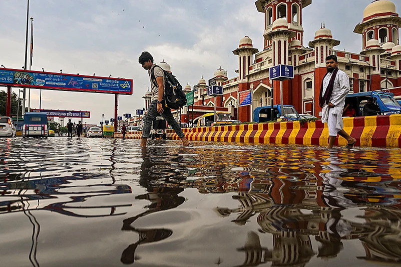  लखनऊ में मूसलाधार बारिश से जनजीवन प्रभावित, चारबाग रेलवे स्टेशन के बाहर जलभराव