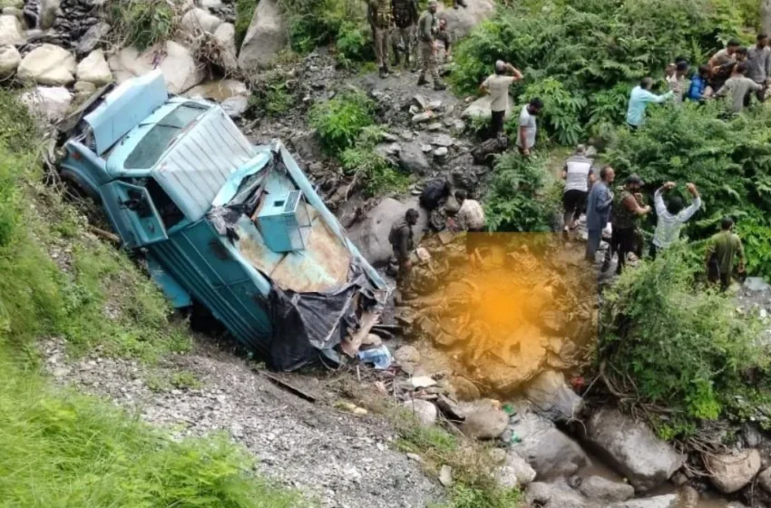 उधमपुर में सीआरपीएफ बस खाई में गिरी, 3 जवानों का बलिदान, 15 घायल