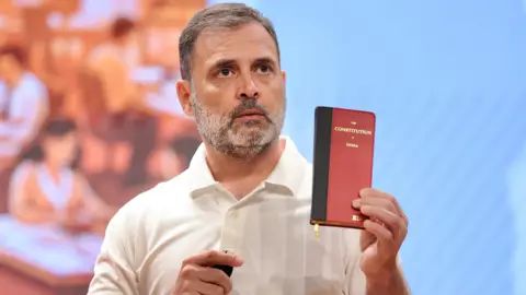  राहुल गांधी और चुनाव आयोग के बीच वोट चोरी को लेकर तनाव