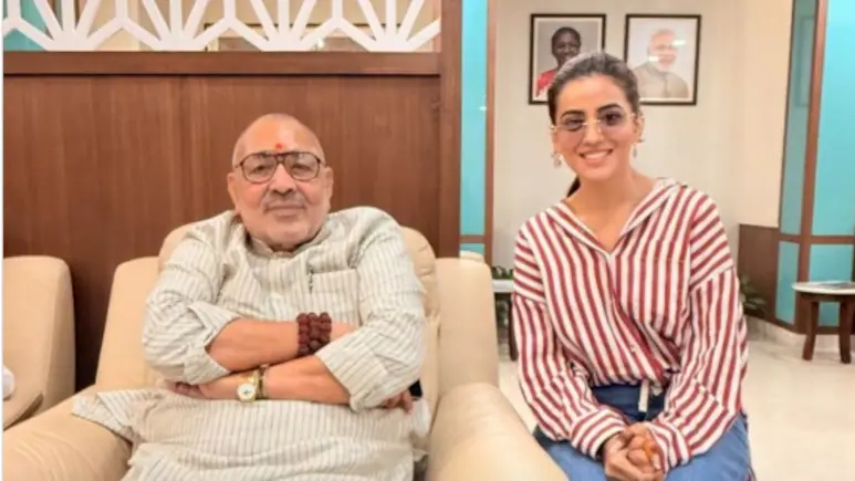  बिहार में सियासी हलचल: अक्षरा सिंह की गिरिराज सिंह से मुलाकात ने बढ़ाया सस्पेंस