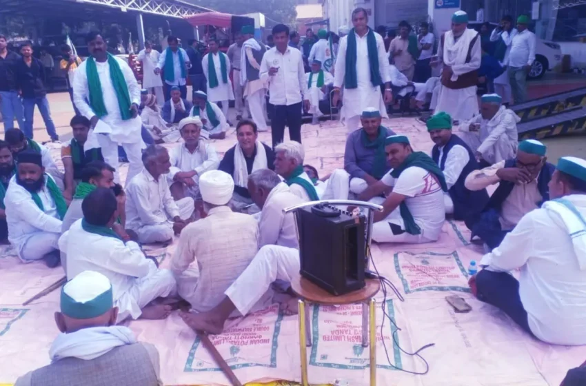  शोरूम के बाहर किसानों का जोरदार प्रदर्शन